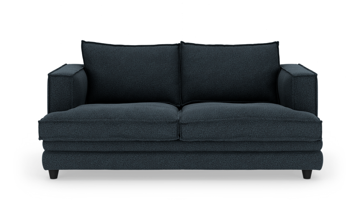 Mørk blå 2-personers sofa med tykke sædehynder og to ryghynder, frilagt på hvid baggrund.