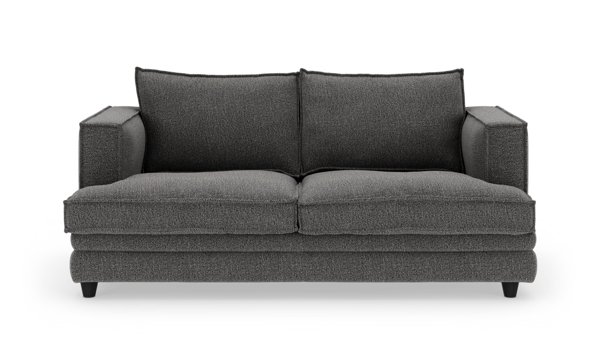 Mørkegrå stofsofa med to sædehynder, løse ryghynder og brede armlæn, fritlagt på hvid baggrund.