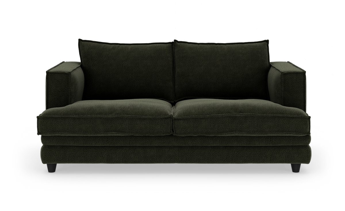 Mørkegrøn 2-personers sofa med brede armlæn og to ryghynder, set lige forfra.