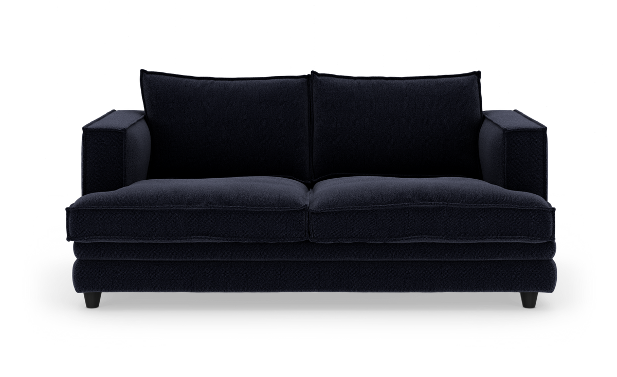 Mørkeblå stofsofa med to sæder set forfra, frilagt på hvid baggrund.