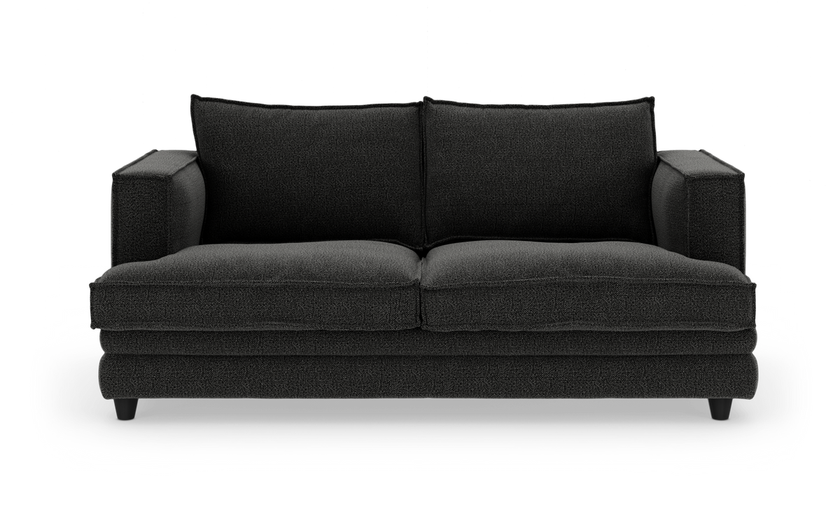 Mørkegrå 2-personers sofa med brede armlæn på hvid baggrund.