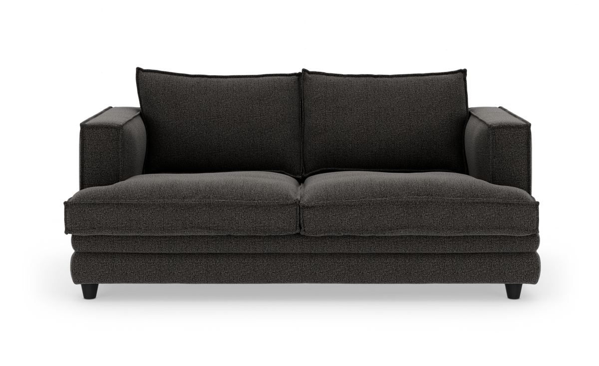 Mørkegrå 2-personers stofsofa, frilagt mod hvid baggrund, set forfra.