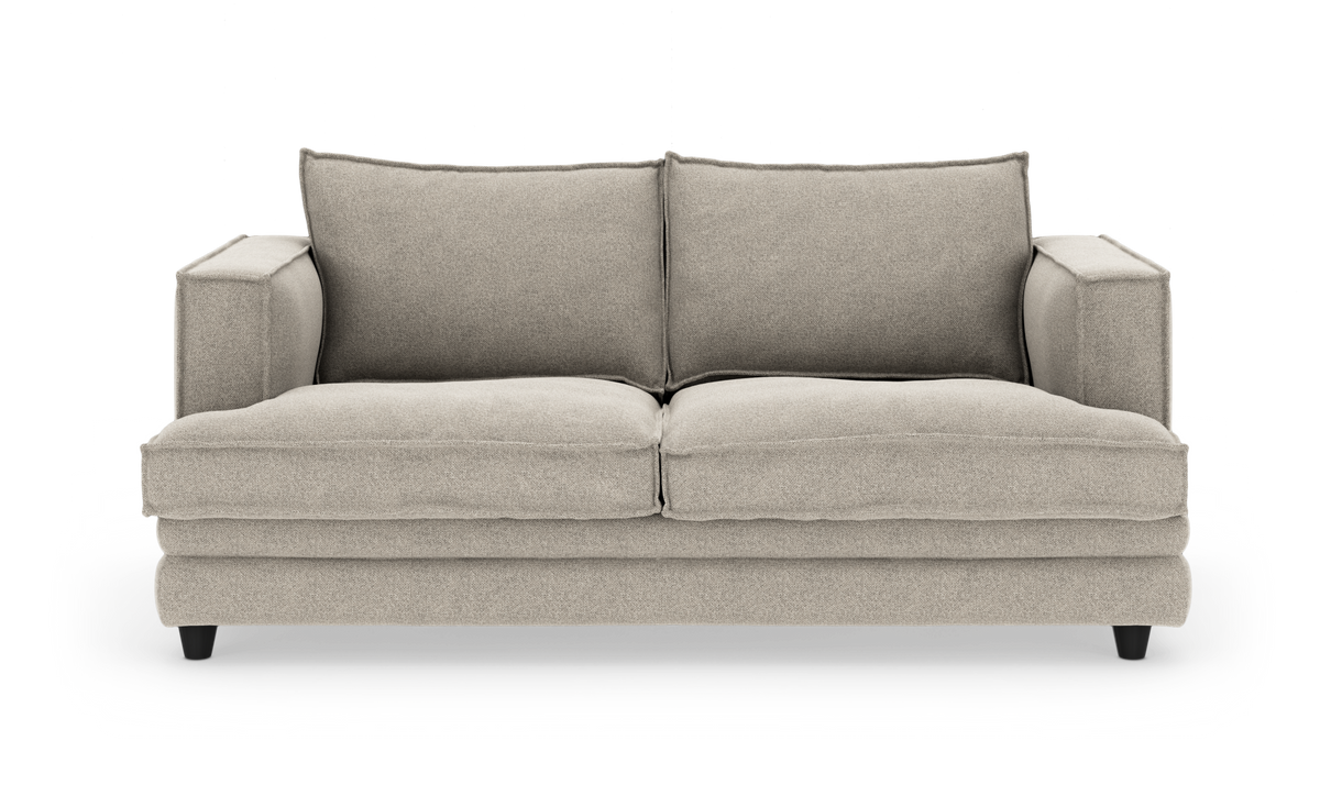 Beige 2-personers sofa med løse rygpuder og brede armlæn, fritstående på hvid baggrund.