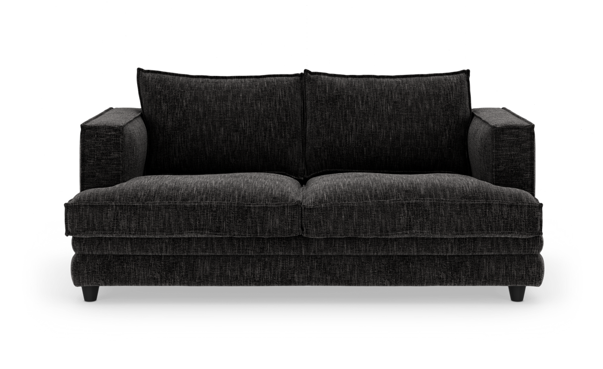 Mørkegrå 2-personers sofa med bløde ryghynder, set forfra og frilagt på hvid baggrund.