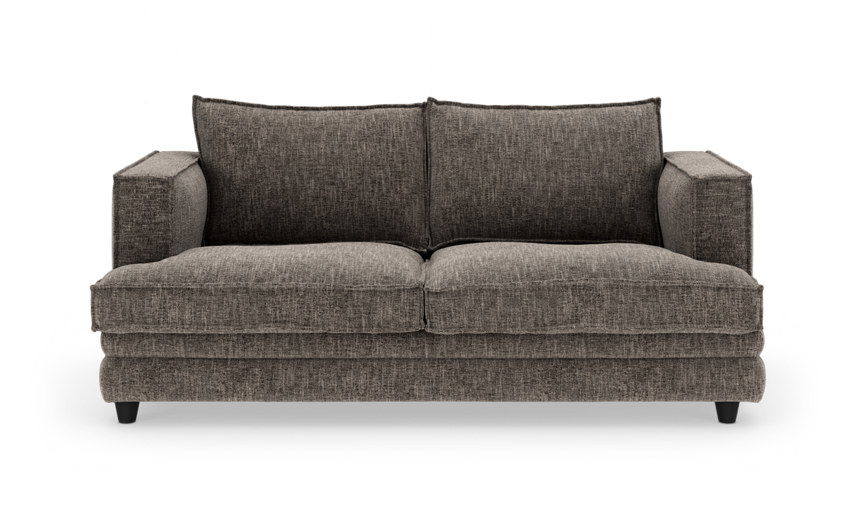 Grå stofsofa set forfra med to sædehynder og to ryghynder på hvid baggrund.
