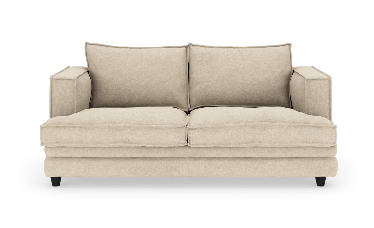 Beige to-personers sofa med løse ryghynder og brede armlæn på hvid baggrund.