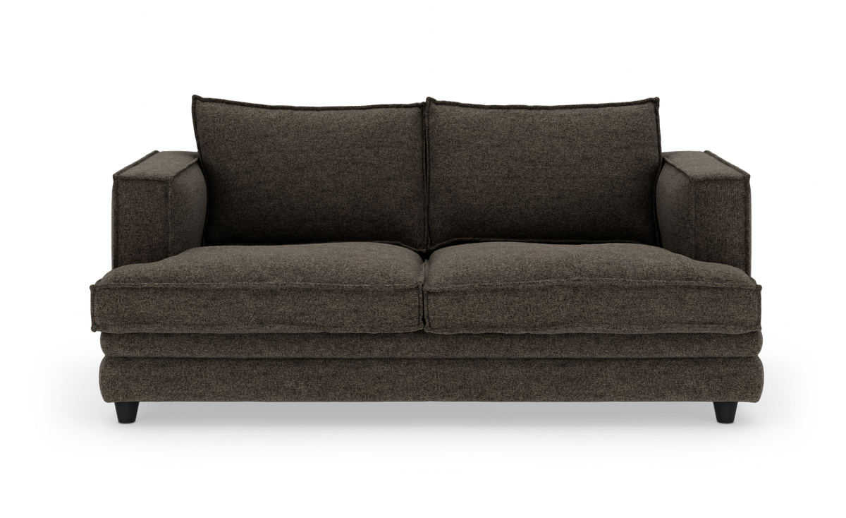 Mørkebrun 2-personers sofa på hvid baggrund, frontvisning.