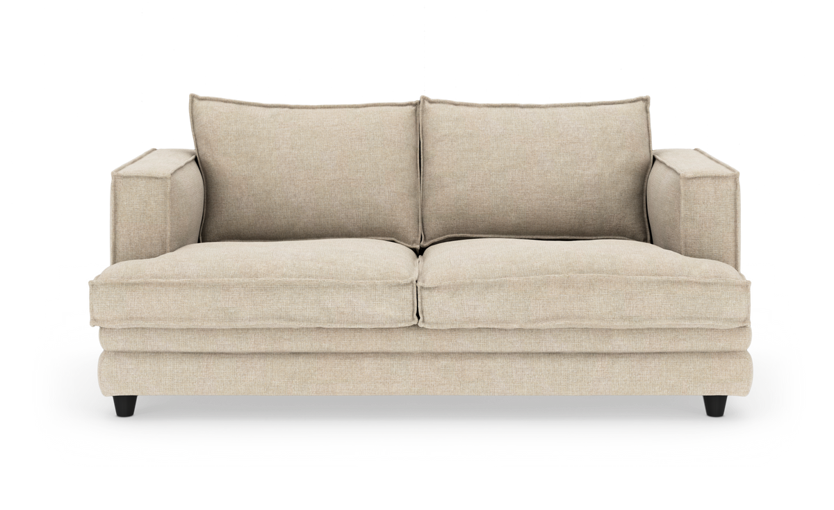 Beige 2-personers sofa med firkantede armlæn og løse ryg- og siddehynder, set forfra.