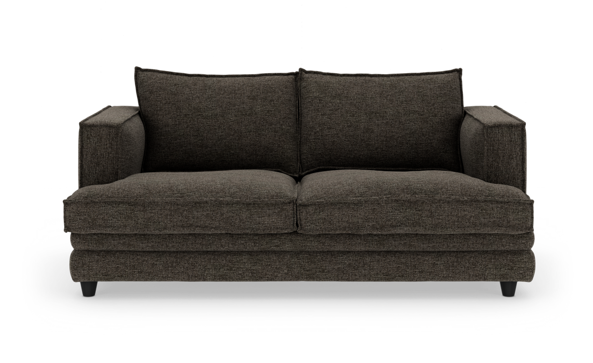 Mørkegrå 2-personers sofa med brede armlæn i lige frontvisning mod hvid baggrund.