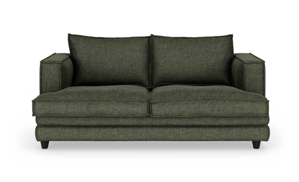 Grøn 2-personers sofa med brede armlæn og løse ryghynder, fritlagt på hvid baggrund.