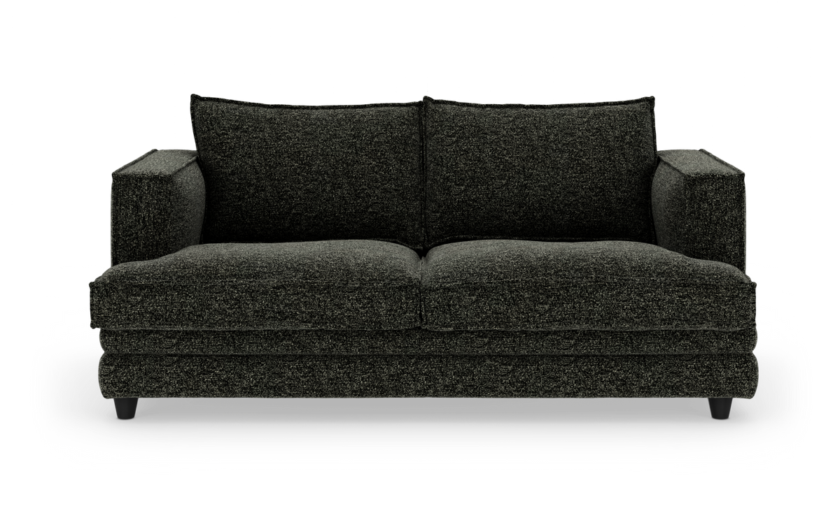 Mørkegrå 2-personers sofa med tykke sædehynder, store rygpuder og lave sorte ben.