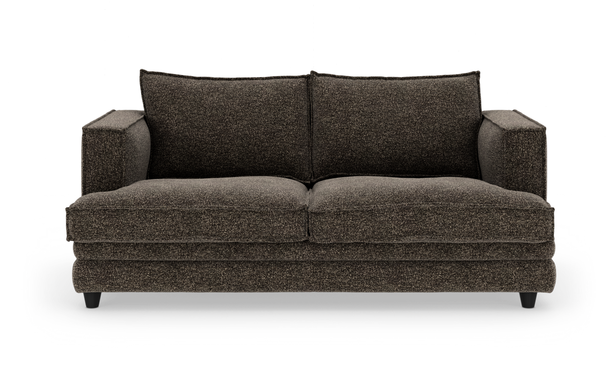 Mørkebrun 2-personers sofa med tykke sædehynder og lige armlæn på hvid baggrund.