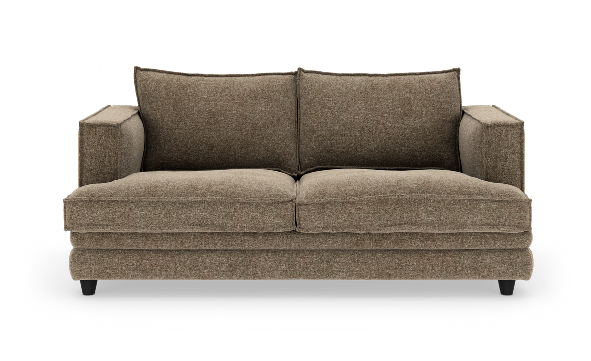 Brun 2-personers sofa med brede armlæn og bløde sæde- og ryghynder, frilagt på hvid baggrund.