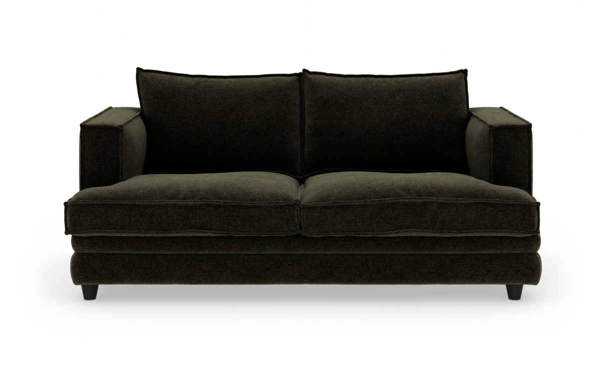 Mørkegrøn 2-personers sofa med tykke puder, fotograferet lige forfra på hvid baggrund.