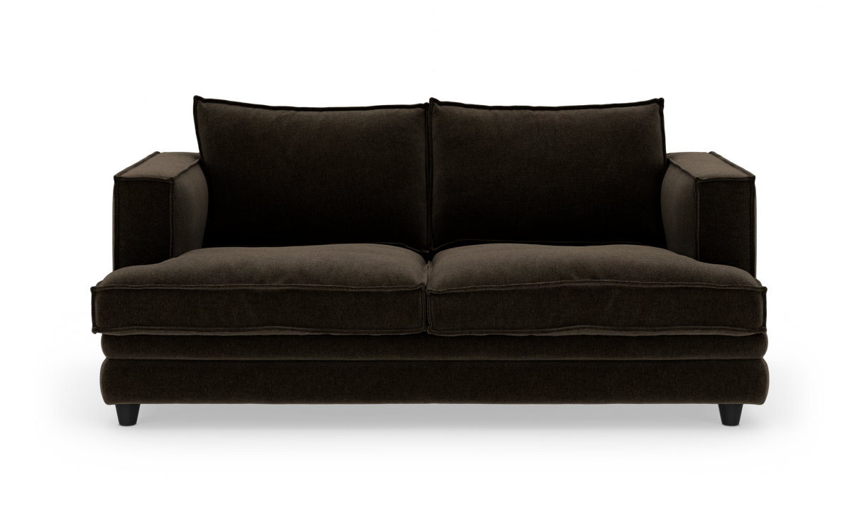 Mørkebrun 2-personers sofa med bløde hynder, frilagt på hvid baggrund, set direkte forfra.