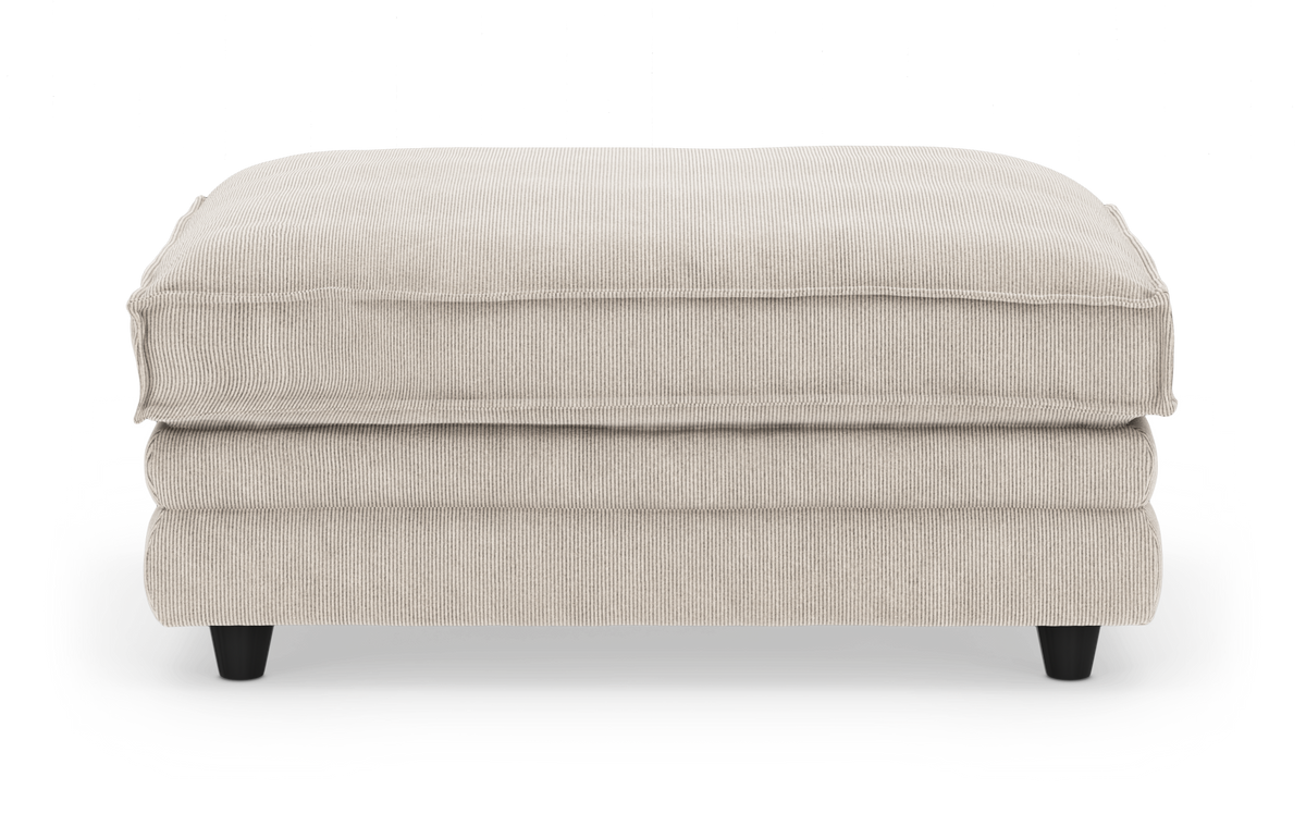 Beige puf/fodskammel i bredriflet fløjl, set forfra på hvid baggrund.