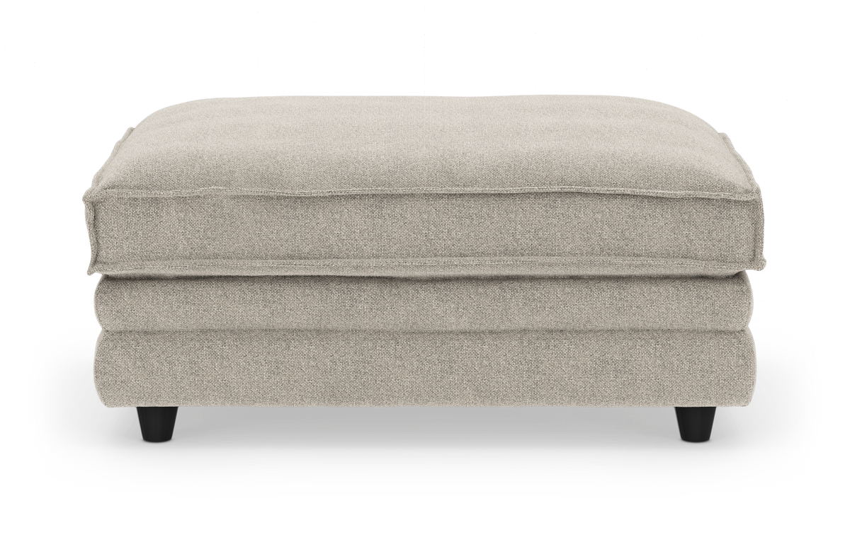 Beige polstret ottoman/skammel i stof på hvid baggrund, frontvisning.