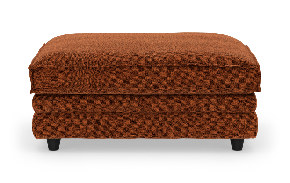 Rustfarvet tekstilpolstret ottoman/puf på neutral studiebaggrund, set forfra.