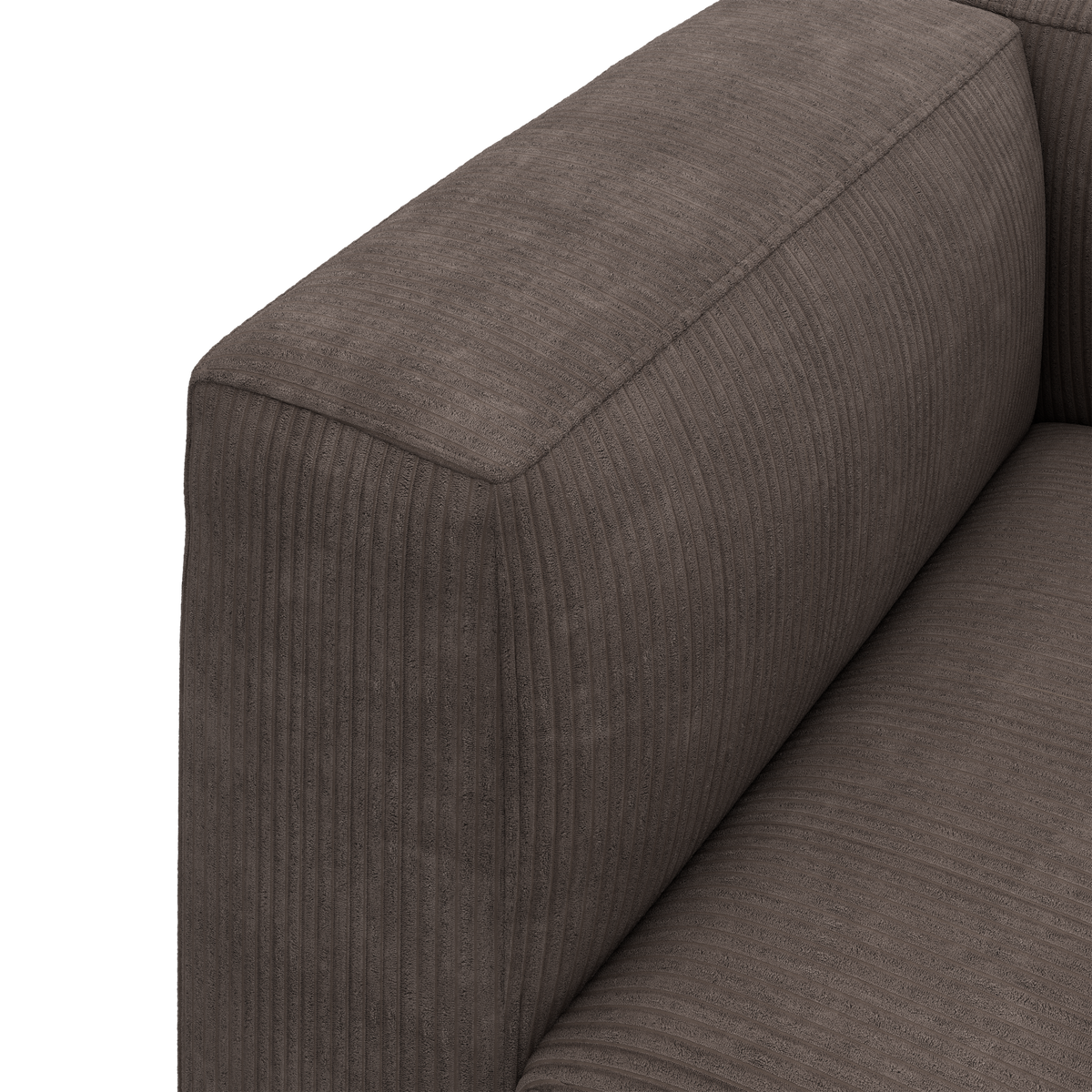 Nærbillede af sofa: armlæn og sæde i ribbet brun fløjl.