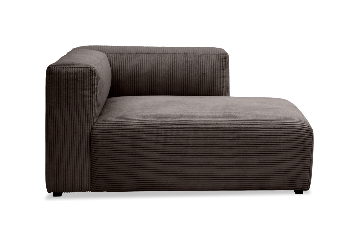 Brun modulsofa i bredriflet kordfløjl med venstre armlæn, set fra siden.