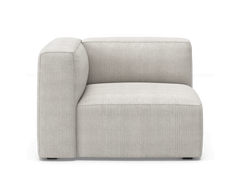 Lys beige modulsofa, hjørnemodul med venstre armlæn i cordfløjl, frilagt på hvid baggrund.