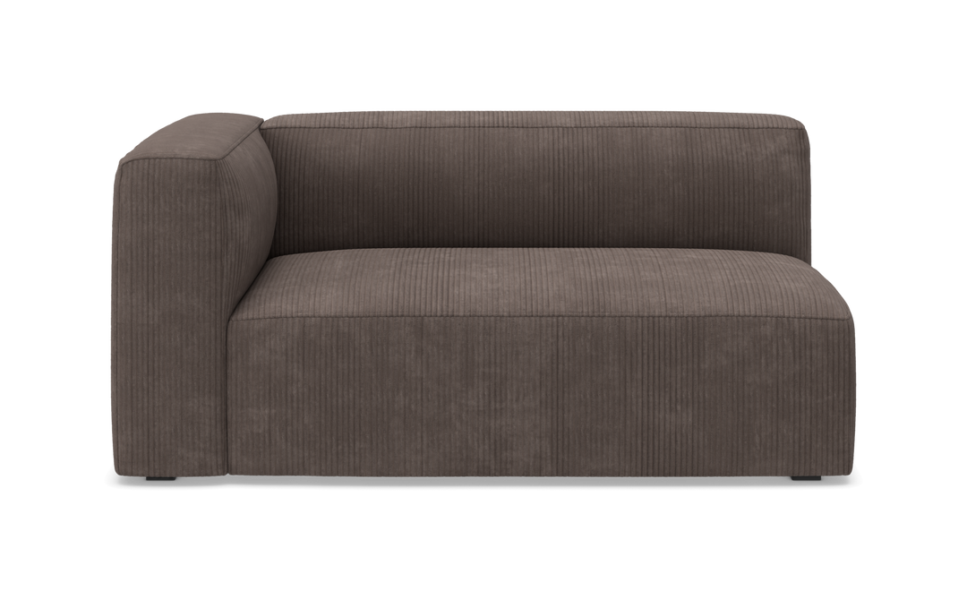 Brun modulær hjørnesofa i fløjl/corduroy, frilagt på hvid baggrund.