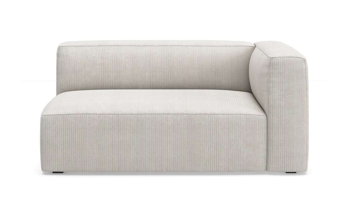 Lysebeige modulsofa med højre armlæn og vertikalt rillet polstring, frontvisning på hvid baggrund.