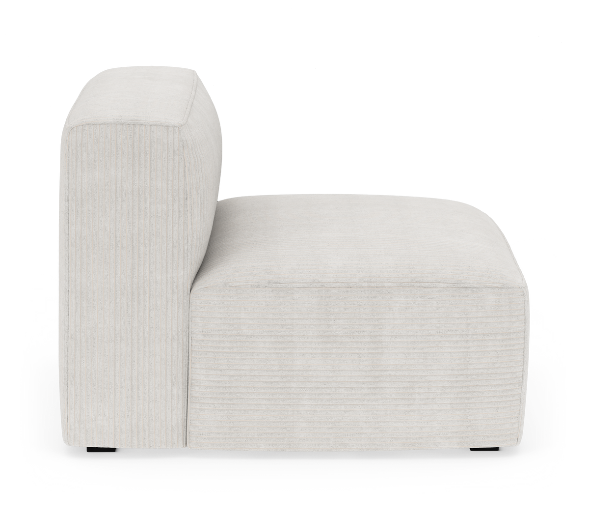 Side af lys beige modulsofa med venstre armlæn på hvid baggrund.