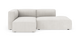 Lys beige modulsofa med venstre armlæn og højre chaiselong i riflede tekstil, frilagt på hvid baggrund.