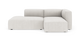 Lys beige modulsofa med venstre chaiselong og højrearmet hjørnemodul i rillet stof, frilagt på hvid baggrund.