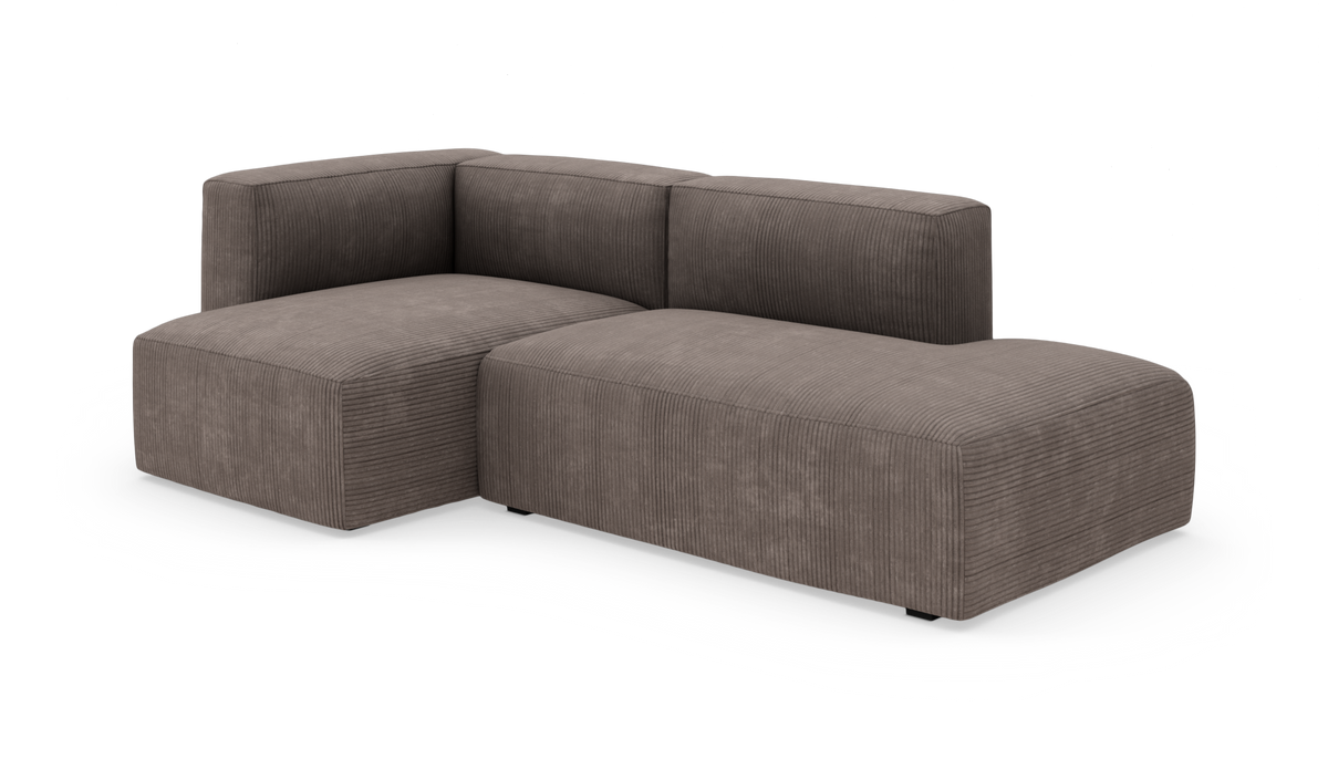 Modulær L-sofa i brun rillet fløjl med hjørnemodul og bred chaiselong, frilagt på hvid baggrund.