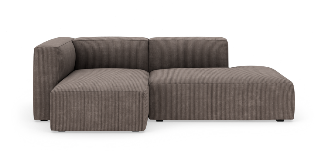 Modulsofa i brungrå fløjl med venstre armlæn og chaiselong, frilagt på hvid baggrund.