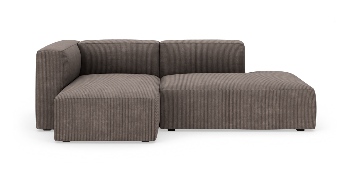 Modulsofa i brungrå fløjl med venstre armlæn og chaiselong, frilagt på hvid baggrund.