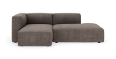 Modulsofa i brungrå fløjl med venstre armlæn og chaiselong, frilagt på hvid baggrund.