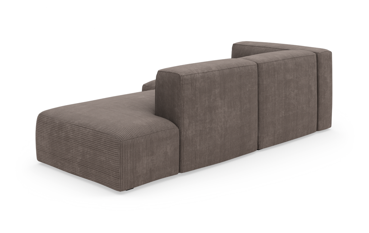 Modulsofa i brun corduroy set bagfra i skrå vinkel på hvid baggrund.