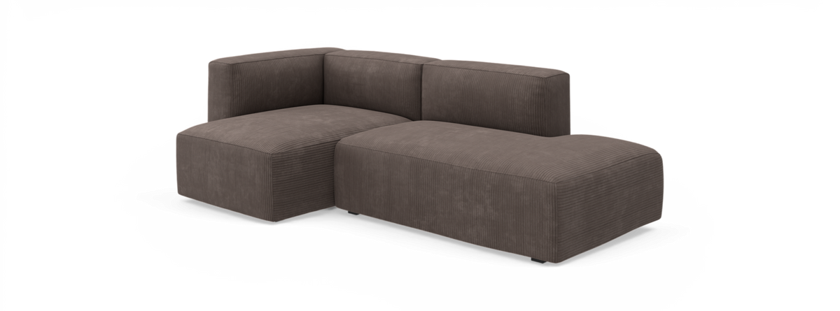 Brun L-formet modulsofa i fløjl/cord med lav ryg, frilagt på hvid baggrund.