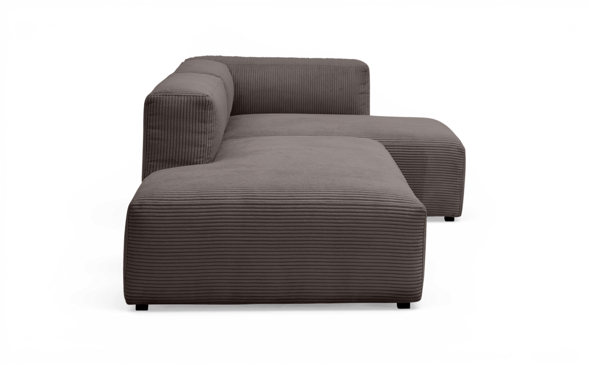 Brungrå modulsofa i fløjl med chaiselong, fritlagt på hvid baggrund.