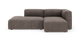 Brun modulsofa i ribbet corduroy med venstre chaiselong og højre armlæn, lav profil.