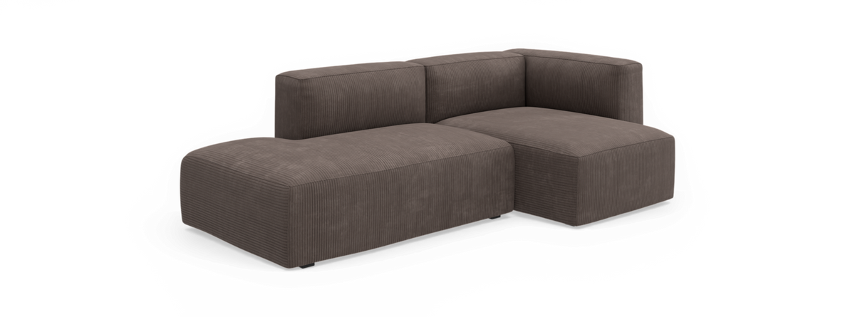 Brun L-formet modulsofa med lav ryg i rillet fløjl, fritlagt på sort baggrund.
