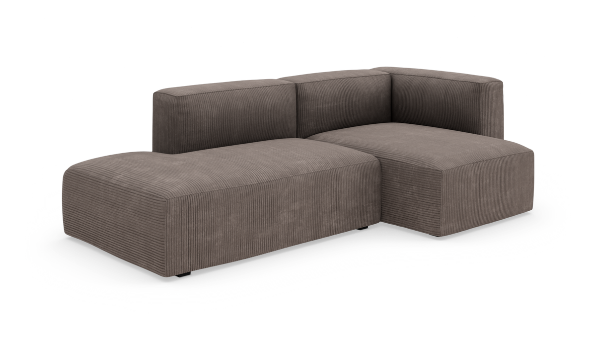 Modulær hjørnesofa i brungrå bredriflet fløjl, frilagt på hvid baggrund.
