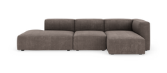 Modulær chaiselong-sofa i brungrå bredriflet fløjl, frilagt på hvid baggrund, set forfra.