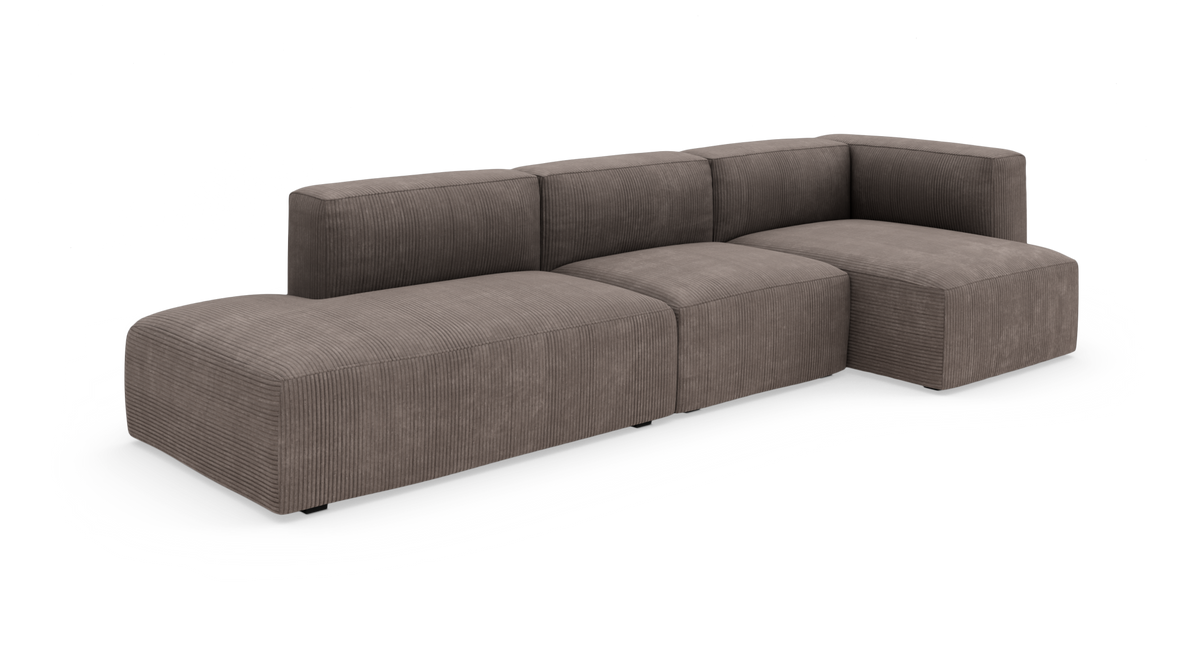 Modulær hjørnesofa i brungrå fløjl på hvid baggrund set i skrå vinkel.