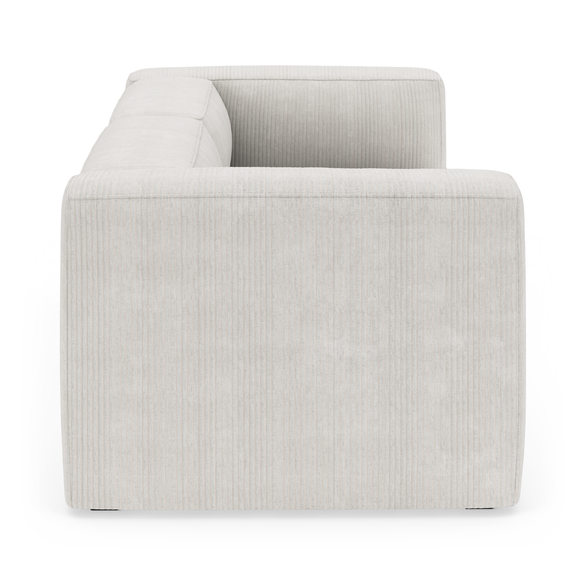 Lys beige cordfløjlsofa set fra siden, frilagt på hvid baggrund.