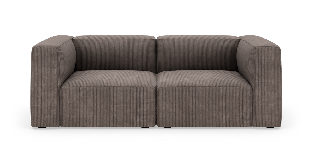 Modulær 2-personers sofa i grå ribfløjl, fotograferet direkte forfra på hvid studiebaggrund.