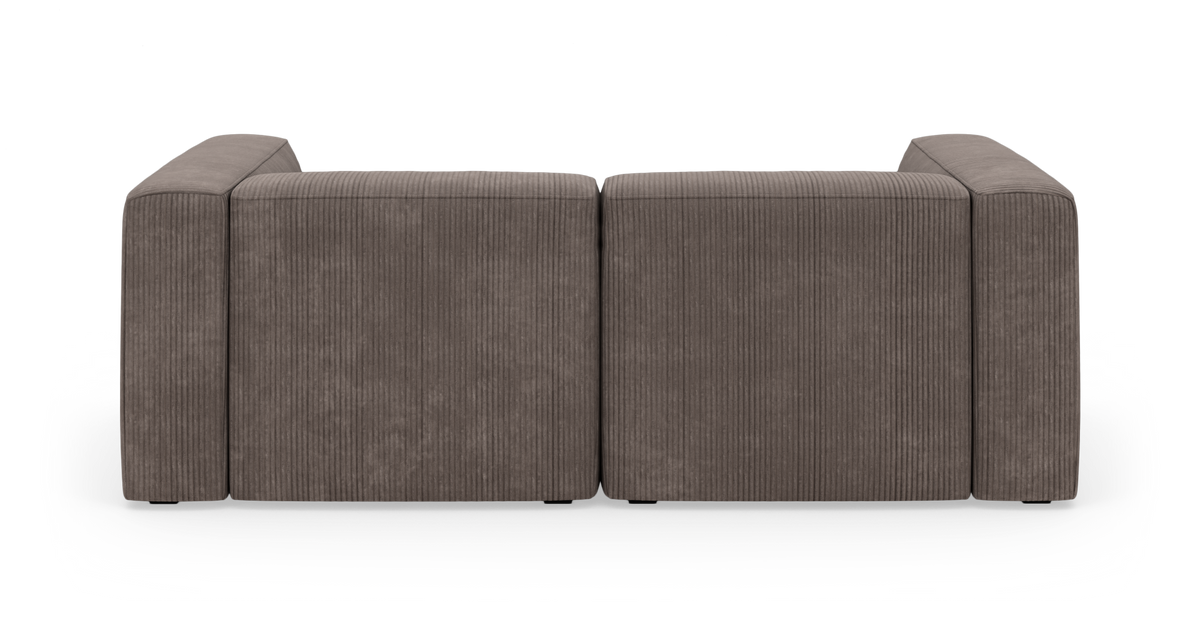 Brunriflet 2-personers modulsofa set forfra på sort baggrund.