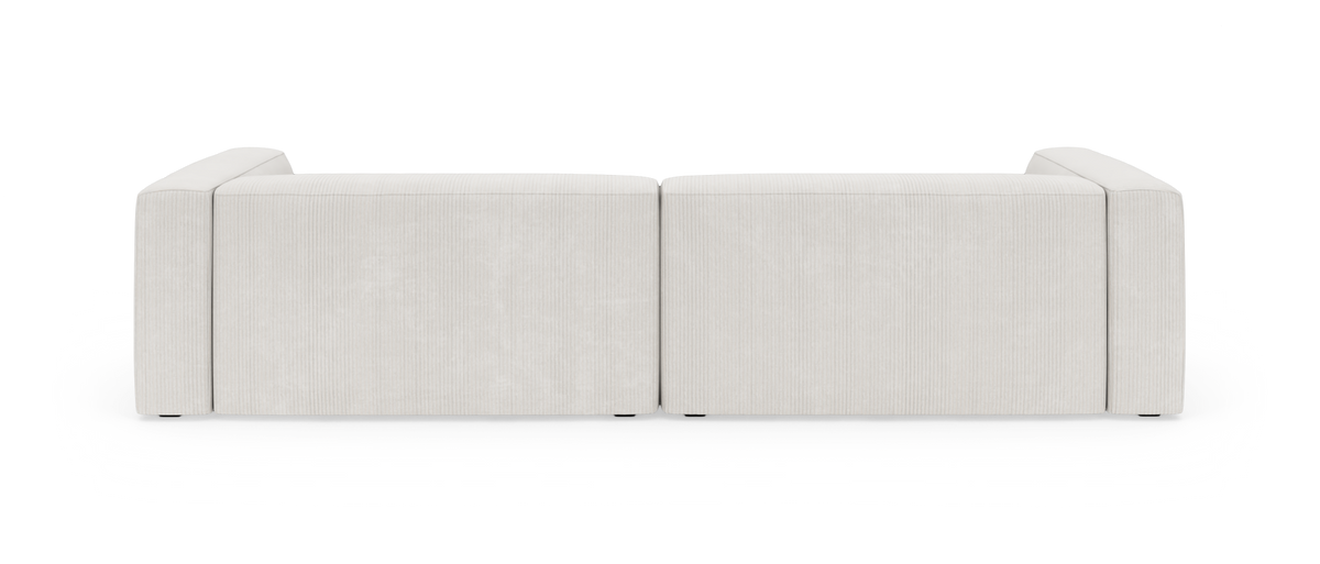 Lysebeige to-sæders modulsofa med lave armlæn, frontvisning mod sort baggrund.