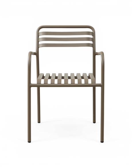 Beige metalstol med lamel-sæde og ryglæn samt afrundede armlæn, set forfra.