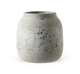 Rå, grå betonvase med rund form og smal åbning.