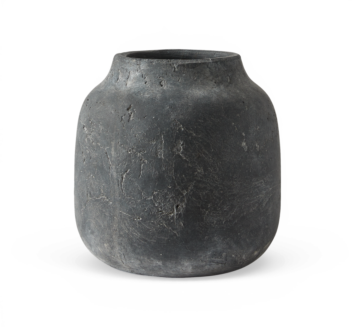 Mørkegrå rund vase med stenlignende finish.