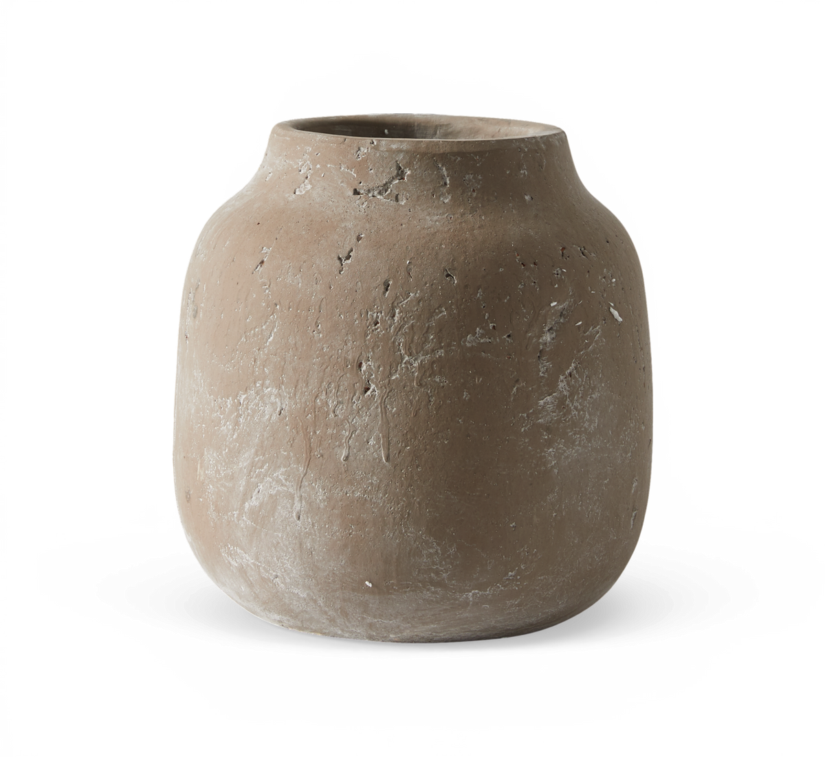 Vejrpatineret brun ler-vase med rund form og smal åbning, frilagt på hvid baggrund.